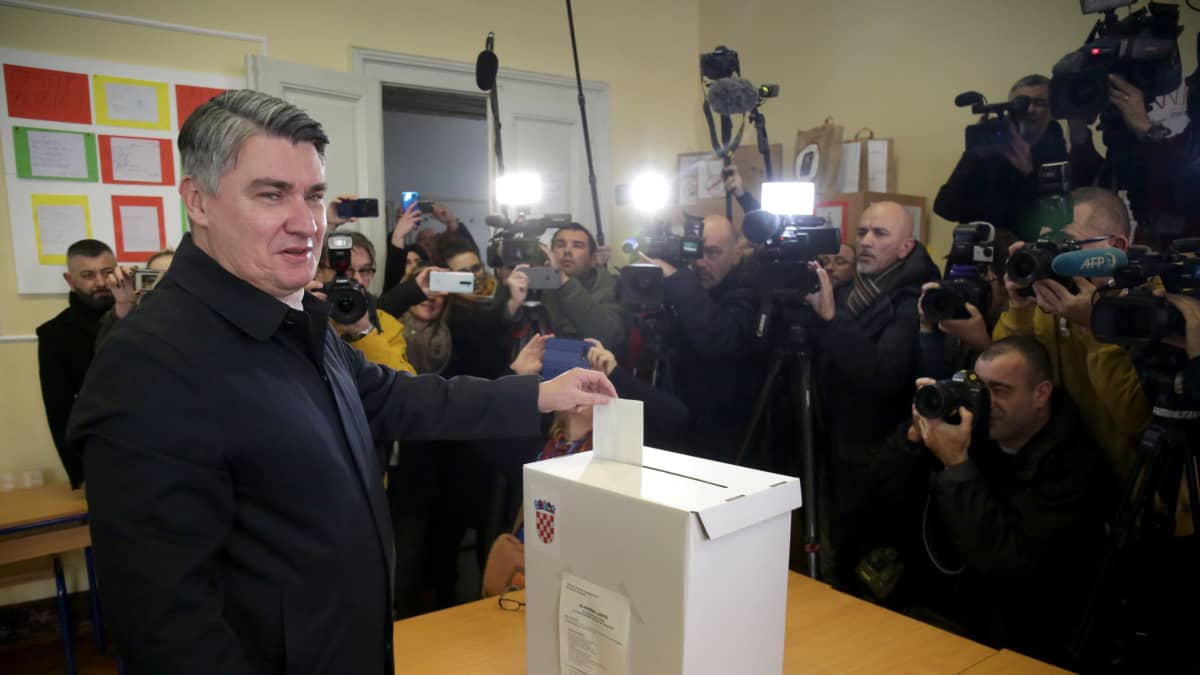 Zoran Milanovic röstar i Kroatiens presidentval, den andra omgången.