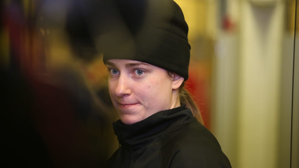 Jenna Kaila musta pipo päässä.