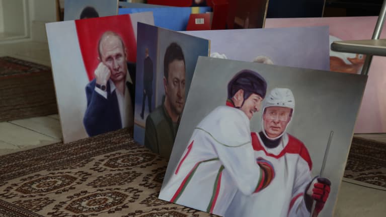 Kaj Stenvallin Venäjän hyökkäykseen liittyviä maalauksia työhuoneen lattialla.