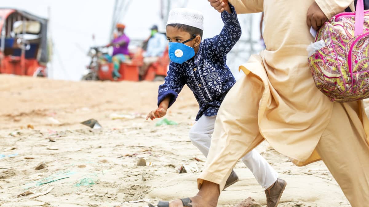 Kasvomaskiin puettu lapsi Bangladeshissa.