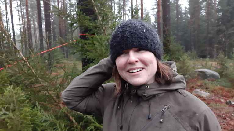 Siv Vesterlund-Karlsson i skogen.