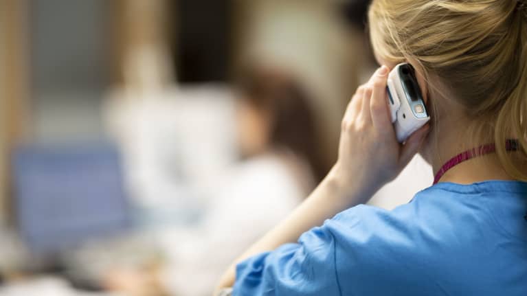 Skötare svarar i telefon 