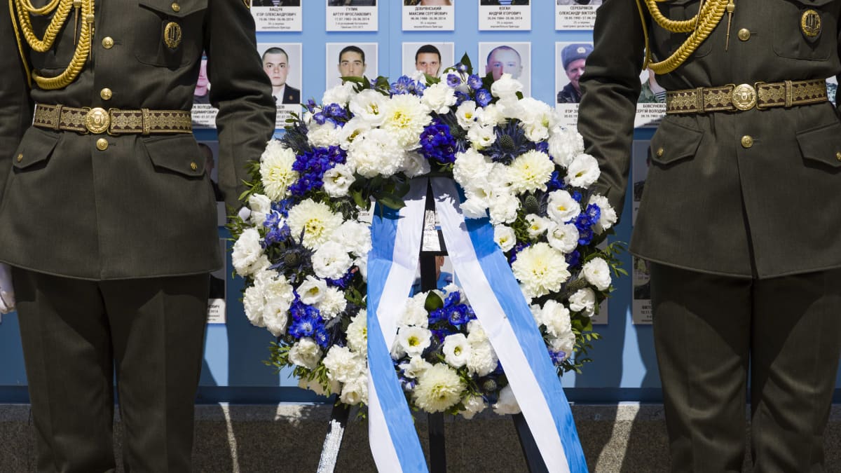 Petteri Orpo laski Suomen seppeleen Ukrainassa sodassa kuolleiden muistolle Kiovassa, kaatuneiden muistomerkillä
