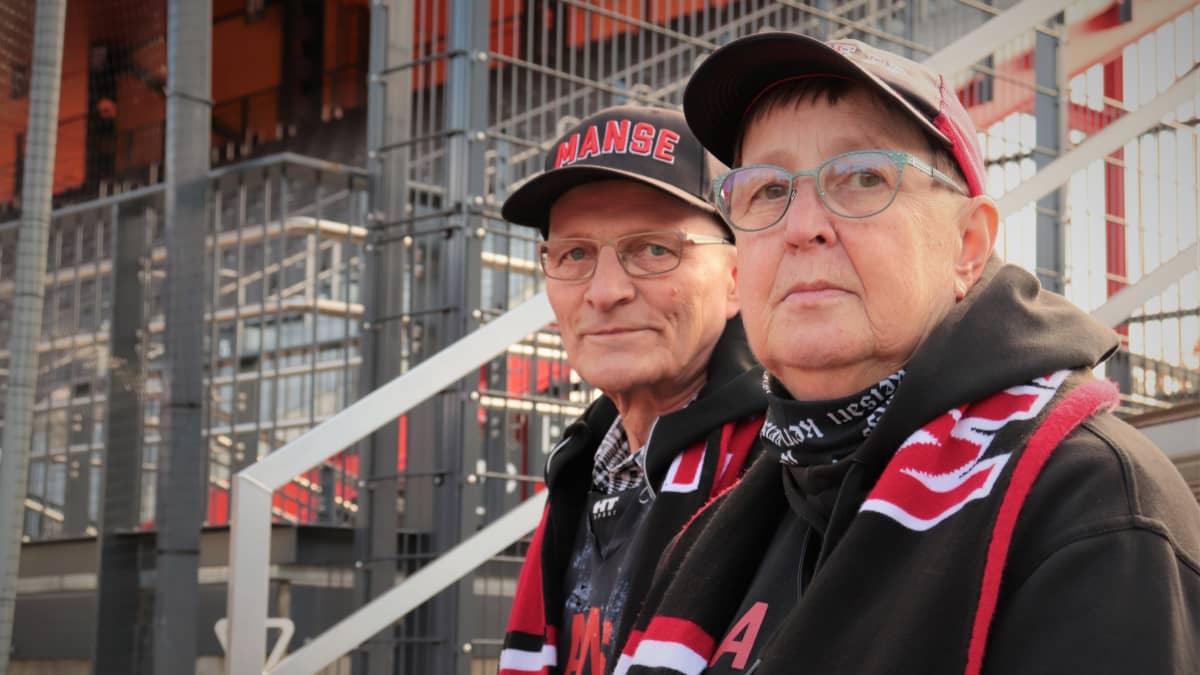 Manse PP:n tamperelaiskannattajat Raija Ala-Myllymaa sekä Pekka Kiviaho istuvat Kaupin stadionilla.