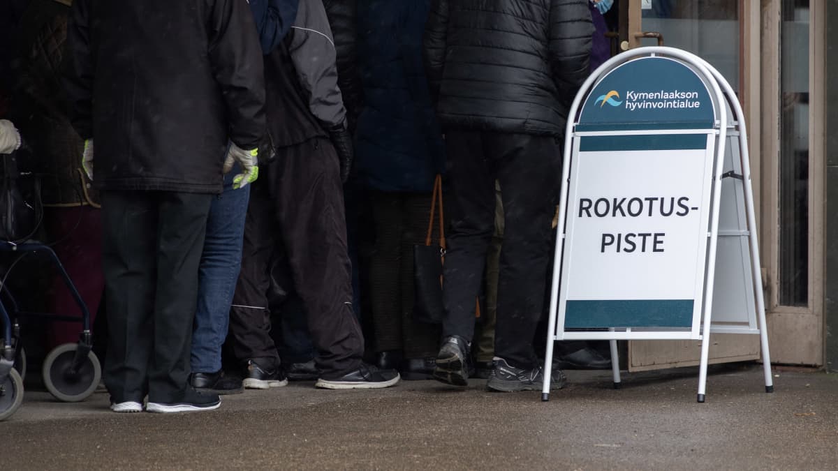 Rokotuspiste sign at the entrance to Kouvola Hallituskatu Walk in vaccination point. Photo: Antro Valo / Yle