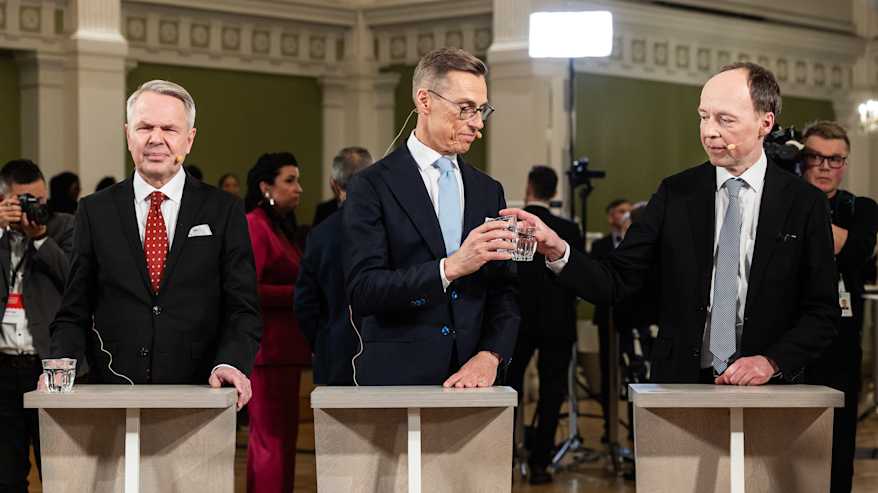Pekka Haavisto, Alexander Stubb ja Jussi Halla-aho valmistautuivat kuulemaan Ylen ennusteen. Sitä ennen kolmikko skoolasi vesilaseilla.