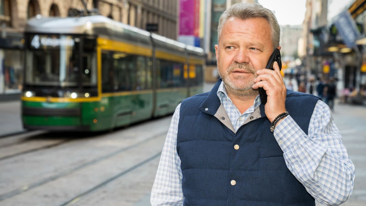 Anatoli Fedoruk, Butshan pormestari keskustelee puhelimessa Helsingin kadulla.