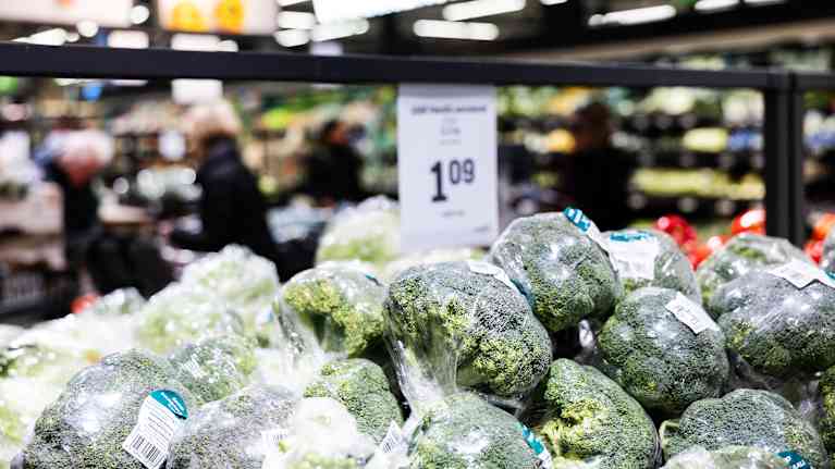 Broccoli i olika form i en butikshylla. 