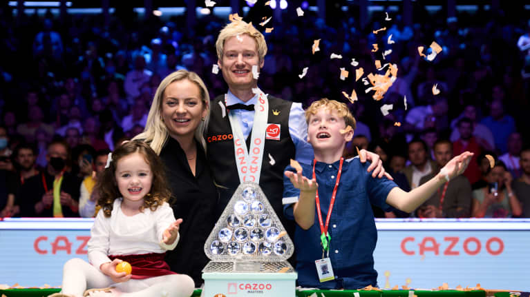 Neil Robertson juhli perheensä kanssa Mastersin voittoa tammikuussa 2022.