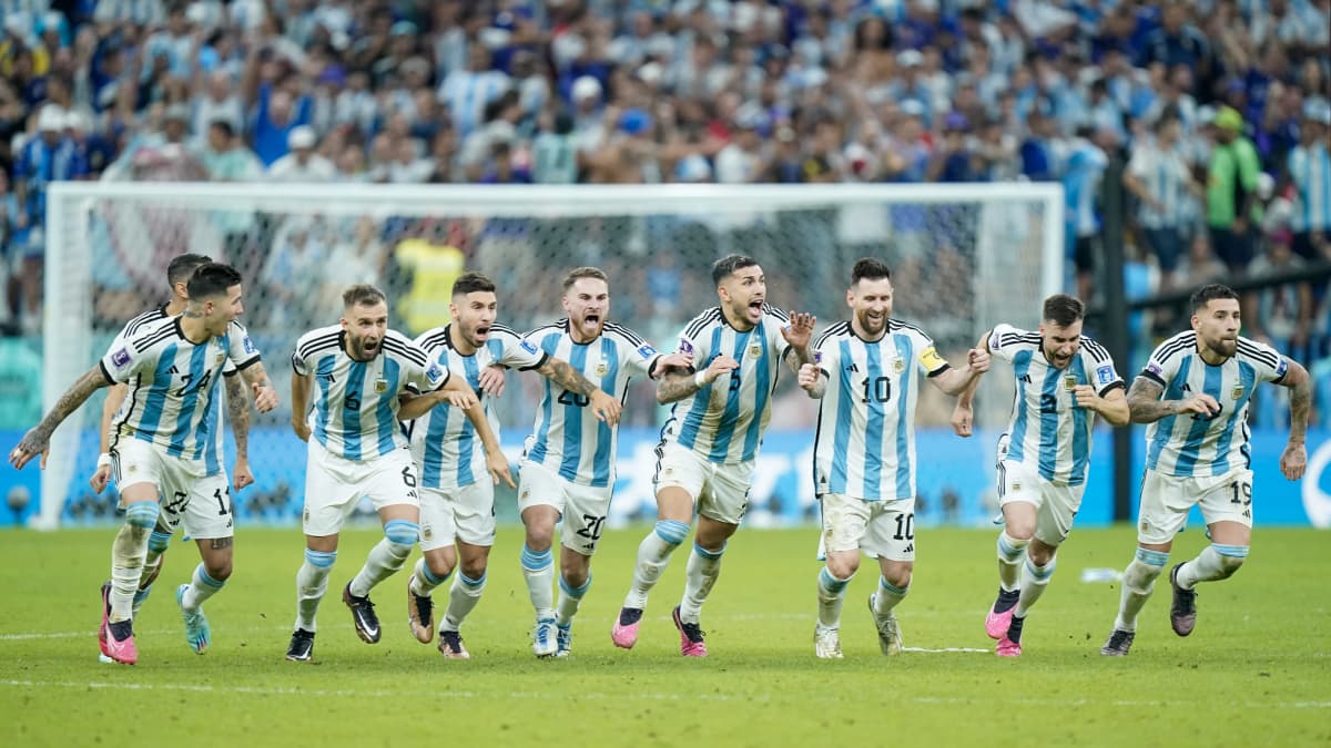 Argentiina juhlii välieräpaikkaa Hollantia vastaan.