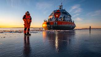 Ranskalainen tutkimusalus Tara Polar Station Oulun edustalla joulukuussa 2025. Kuvassa etualalla aluksen pääinsinööri Luc Airiau.