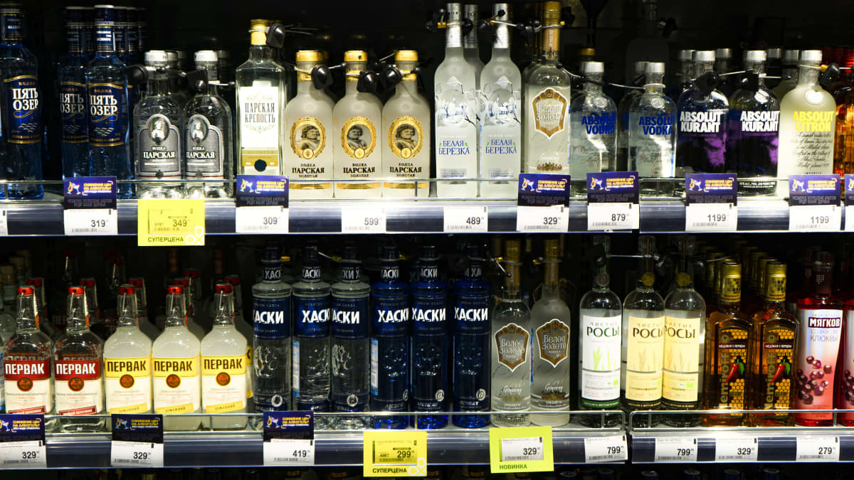 Vodka pulloja kaupan hyllyllä Venäjällä.