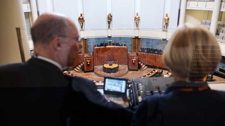 Yle Uutisten politiikan toimittajat Ari Hakahuhta ja Maria Stenroos eduskunnassa.
