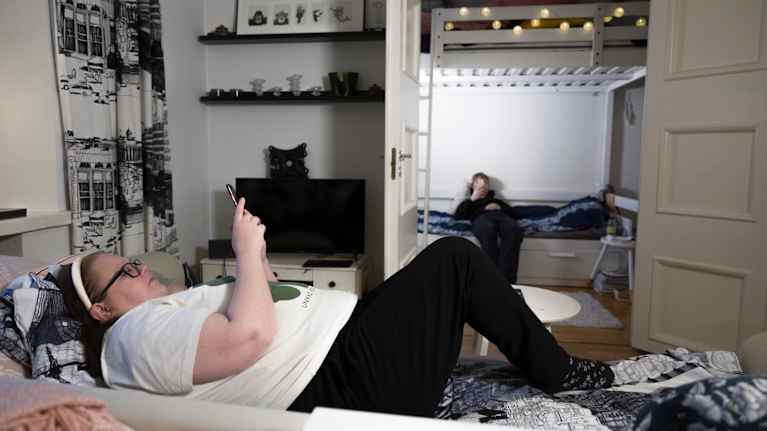 Elina Havu ja hänen poikansa Eino asuvat ahtaasti yksiössä Helsingin keskustassa.
