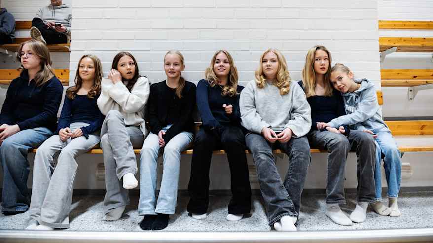 Nelli Leinonen, Alisa Kela, Julia Ahtonen, Alinda Lahtonen, Sara Karlsson, Nea Gunnila, Siiri Heikkinen ja Ansa Kaartinen istuvat rivissä.