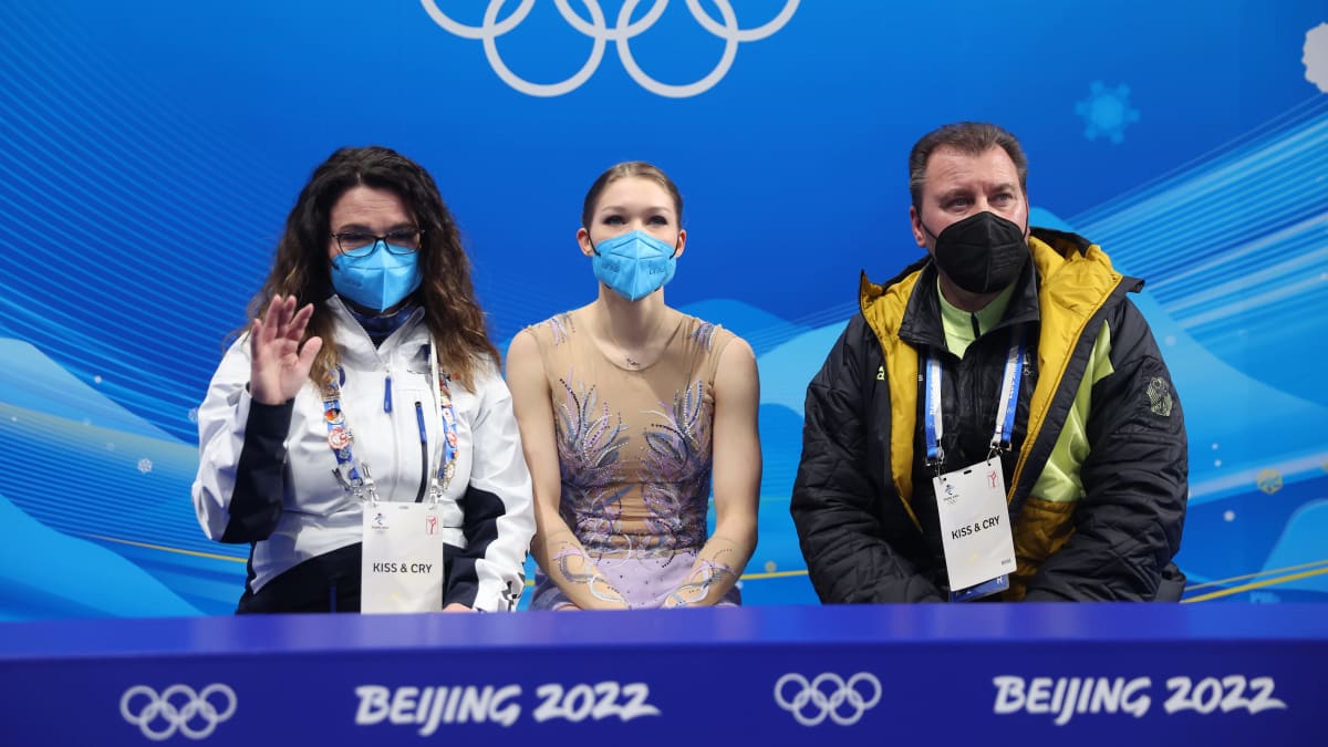 Jenni Saarinen (keskellä) valmentajiensa Minna Järvisen ja Michael Huthin kanssa.