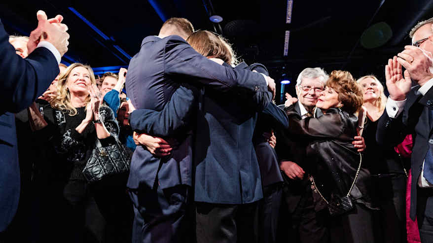 Oliver Stubb, Suzanne Innes-Stubb, Alexander Stubb ja Emilie Stubb halasivat ennakkoäänten tuloksien tultua.
