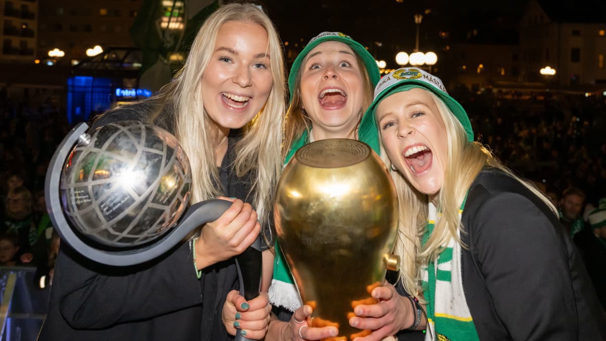 Suomalainen trio Eva Nyström, Anna Tamminen ja Adelina Engman juhlii Ruotsin mestaruutta.