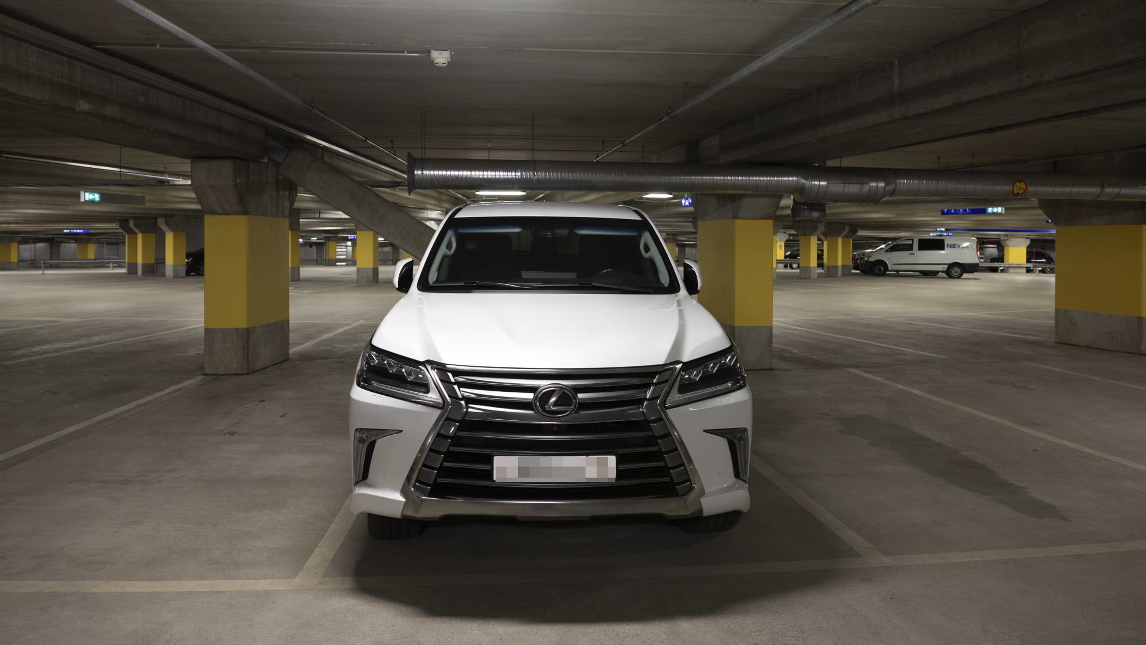 Venäläinen auto (Lexus) pysäköitynä Helsinki–Vantaan lentoasemalla.