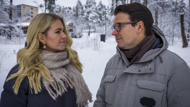 Ville Niinistö ja Hennariikka Andersson katsovat toisiaan