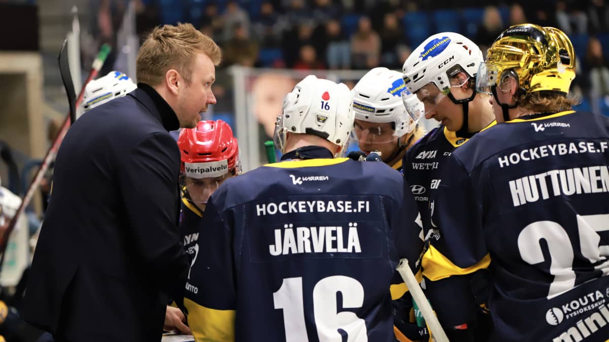 Maso Lehtonen ohjeistaa pelaajia kentän laidalla.