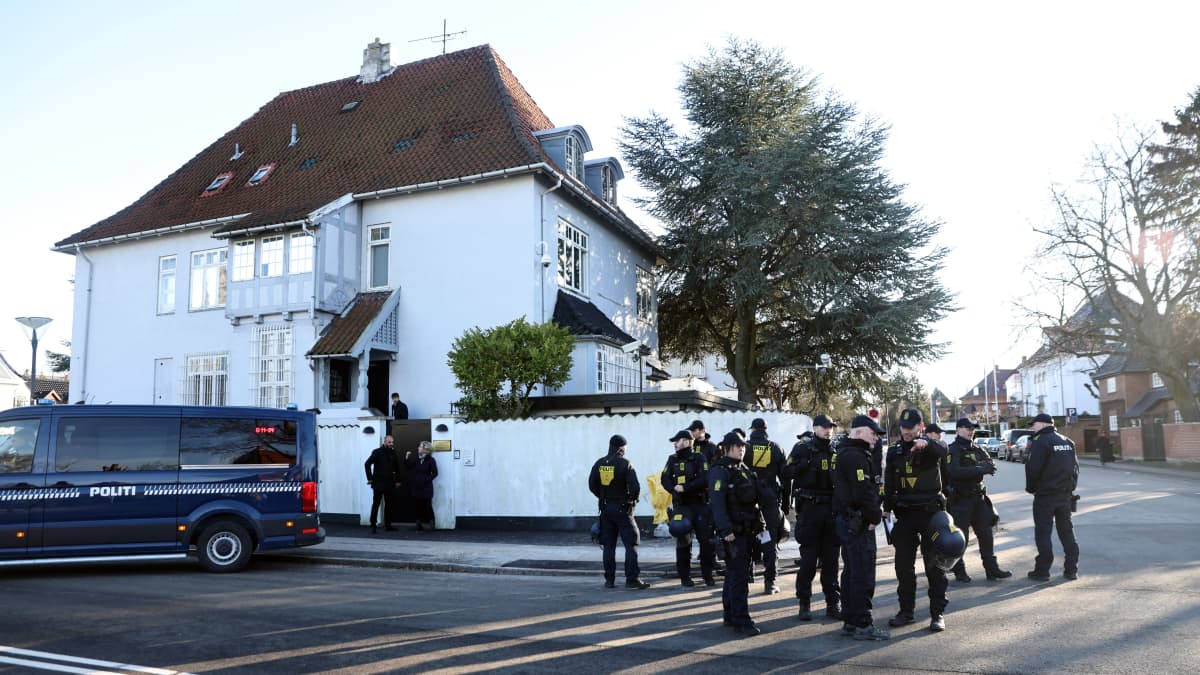 Poliiseja valkoisen rakennuksen, Turkin suurlähetystö Kööpenhaminassa, edustalla kadulla.