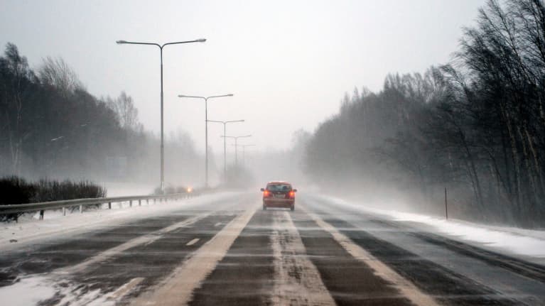 Autoon on hyvä vaihtaa talvirenkaat ennen kuin talvikeli yllättää. Kuva: Derrick Frilund / Yle