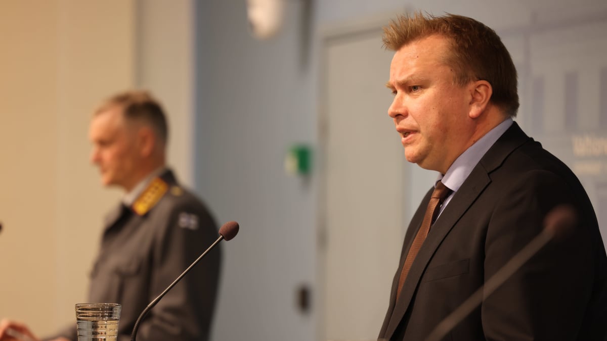 Puolustusministeri Antti Kaikkonen ja Puolustusvoimien komentaja Timo Kivinen puhuvat tiedotustilaisuudessa.