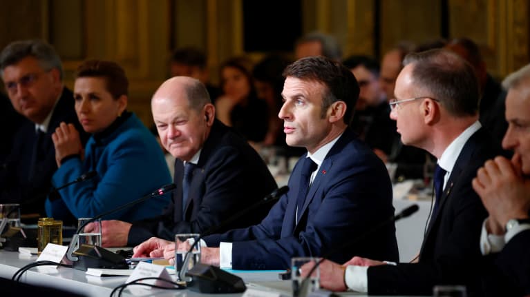Tanskan pääministeri Mette Fredrikson ja Saksan liittokansleri Olaf Scholz kuuntelevat Ranskan presidentin, Emmanuel Macronin avajaispuhetta Élysée-palatsissa 26.2.2024.