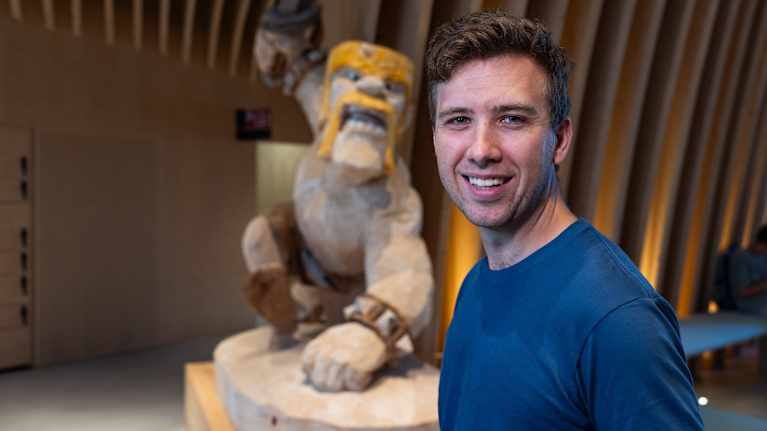 Sam Spilsbury työskentelee pelifirma Supercellissa Helsingissä. Hän on tullut Suomeen Australiasta. Kuva: Esa Syväkuru / Yle
