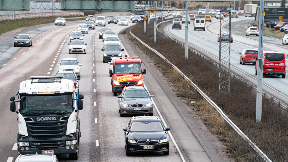 Autoja monella kaistalla ruuhkassa.