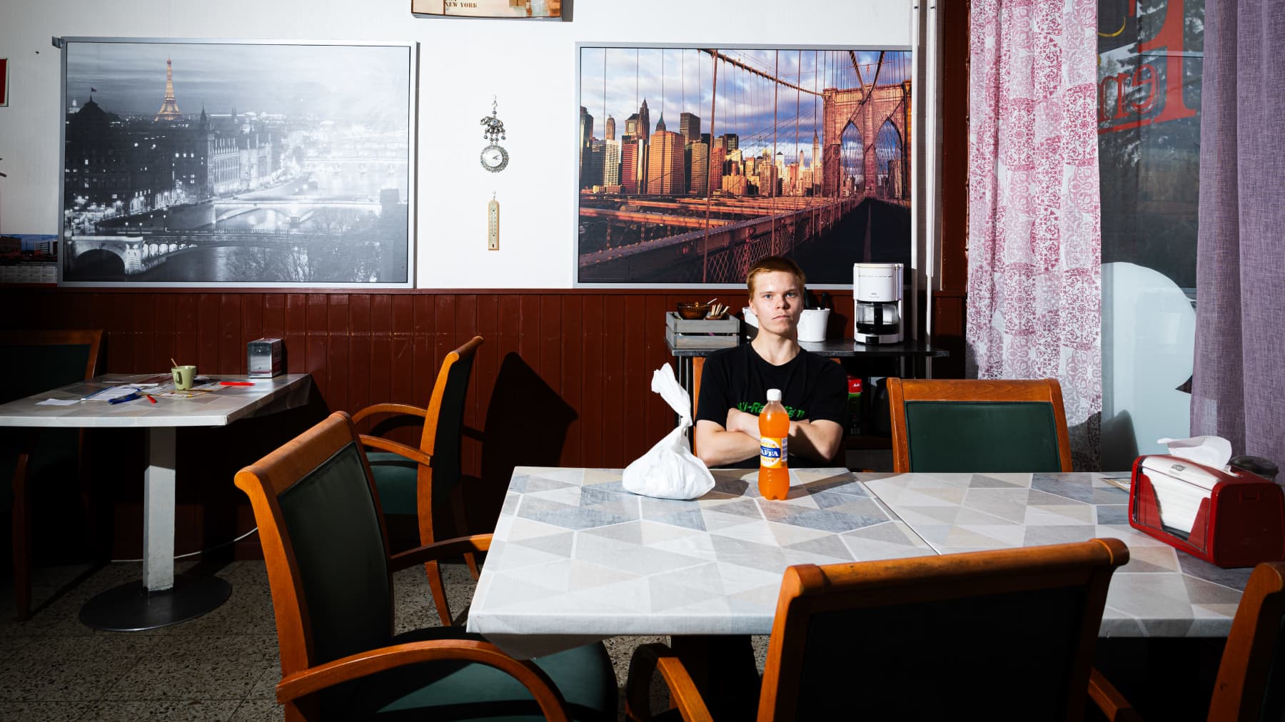 Jyväskylän Pupuhuhdassa sijaitsevan Pizzeria Feminin vakioasiakas Eetu Pasonen on juuri saanut tilauksensa.