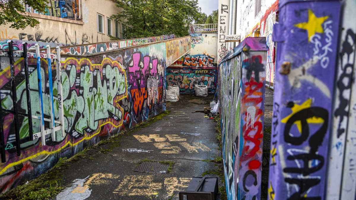 Graffitien täyteinen ramppi entisen helluntaitemppelin parkkipaikalle.