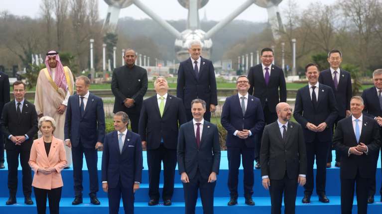 EU-johtajat poseerasivat ensimmäisenä kokouspäivänä Brysselim Atomium-monumentilla. Suomen pääministeri Petteri Orpo keskirivissä, kolmas oikealta.