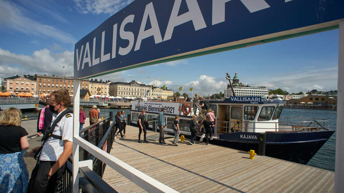 Helsinki Biennaaliin pyrkivien jono satamassa.