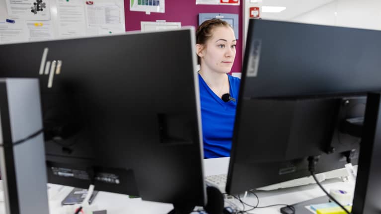 In the office, nurses record patients’ information. For example, blood pressure measurement results and fever measurement results are always recorded in the hospital’s information system. Photo: Silja Viitala / Yle