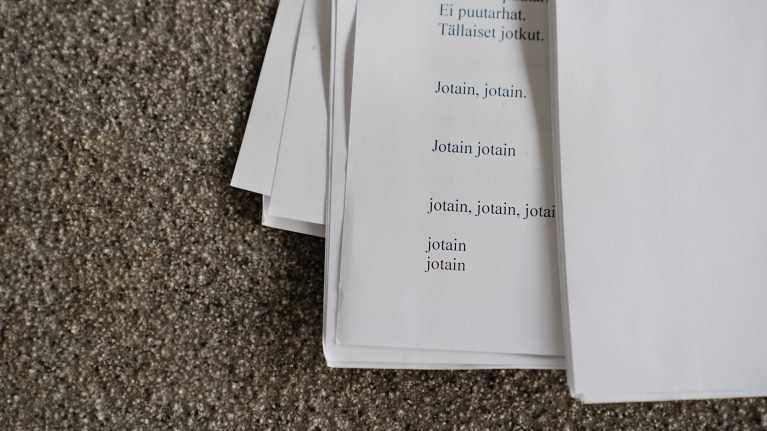 Emilia Kokon esityksen plari betonilattialla.