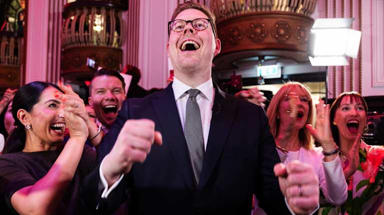 SDP:n puheenjohtaja Antti Lindtman iloitsi vaalivoitosta. Kuva: Silja Viitala / Yle