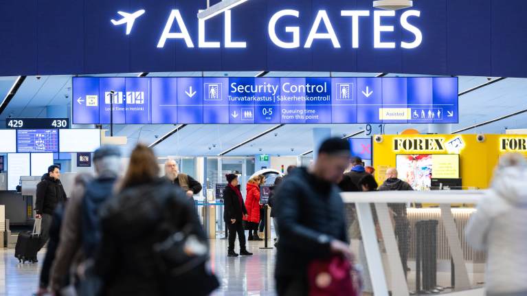 The picture shows the security control area of ​​Helsinki Airport.