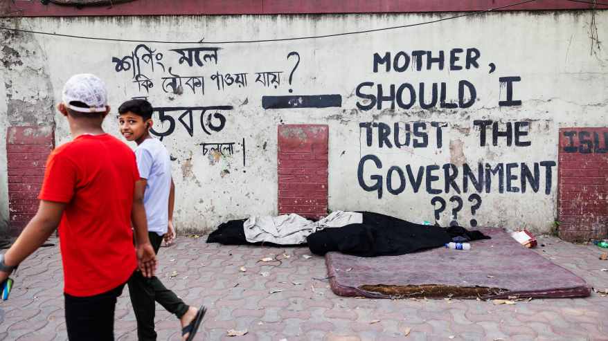 Hallitusta kyseenalaistava graffiti Kolkatan suurkaupungissa Intiassa 15. huhtikuuta 2024.