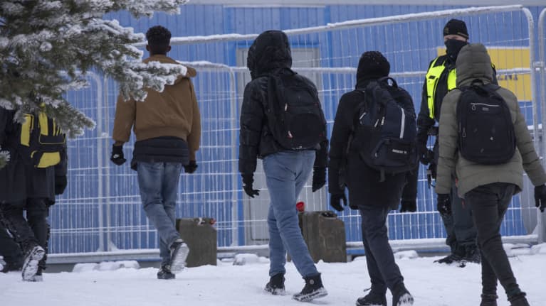 Turvapaikanhakijoita itärajalla. Kuva: Juuso Stoor / Yle