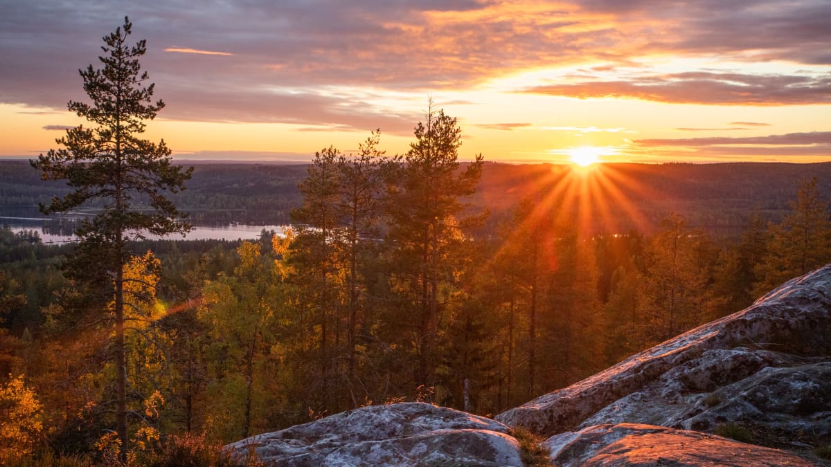 Auringonlasku Vesivaaran kalliolta Herajärven suuntaan katsottuna.