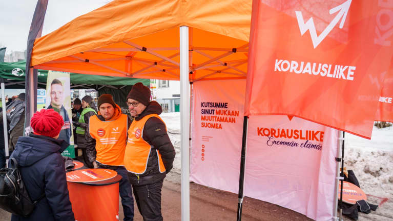 Vaalikampanjointia Korjausliikkeen vaaliteltalla.