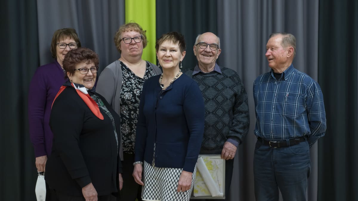 Lumivaaran evakkoja ja heidän sukulaisiaan ryhmäkuvassa.