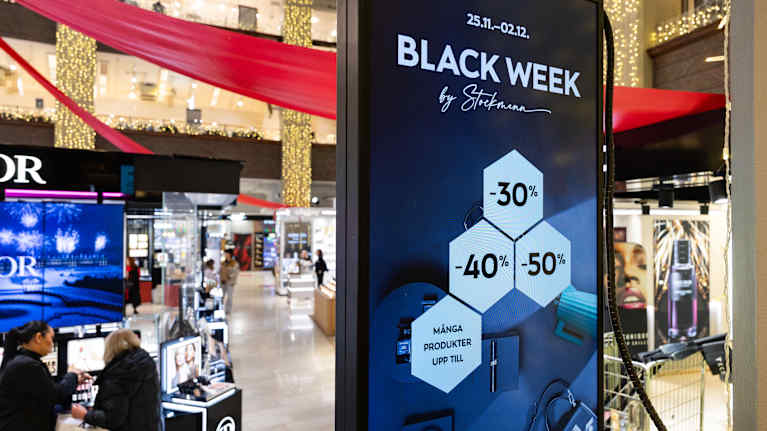 Black week -alennuskampanjan mainos Stockmann -tavaratalon sisääntuloaulassa.