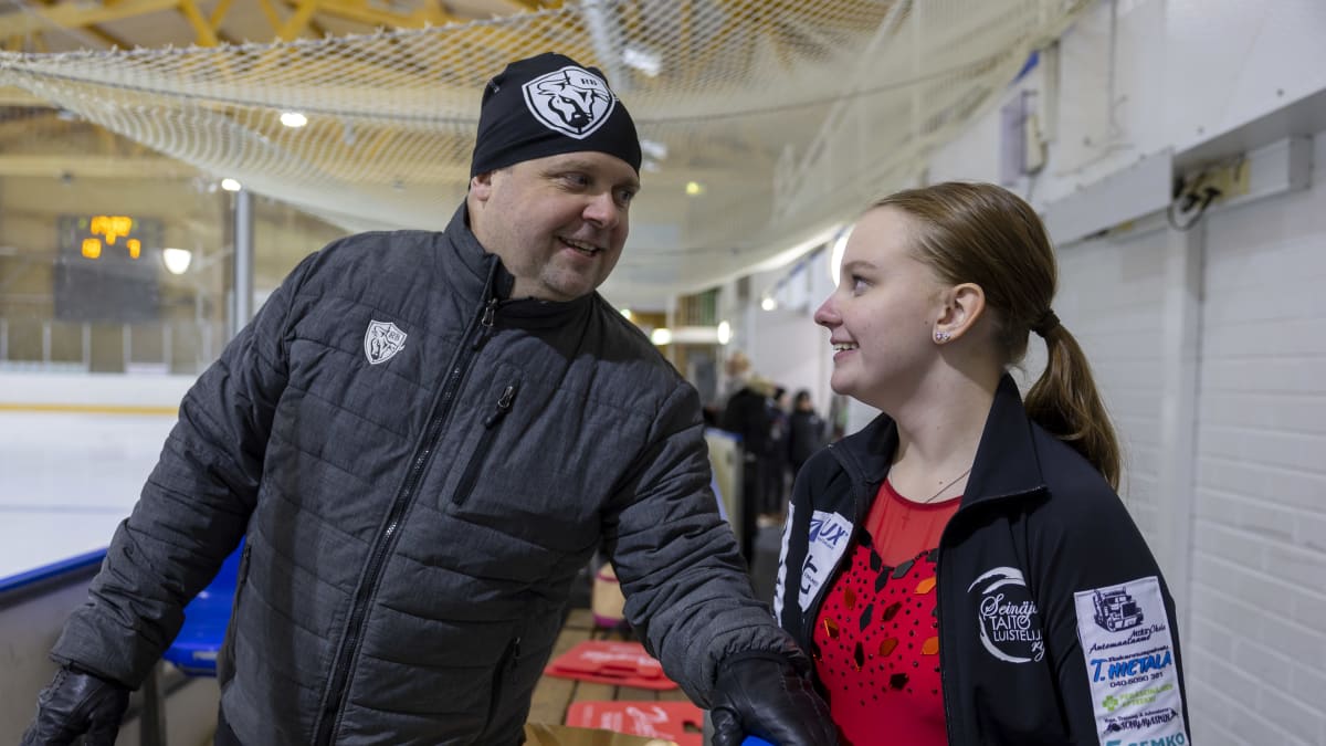 Janne Saarela ja tytär Maija Saarela keskustelevat kaukalon reunalla.