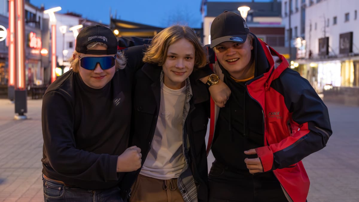 Juha Laitakari, Aapo Kiprianoff ja Oskari Mäkitalo kuvattuna Rovaniemen Lordinaukiolla.