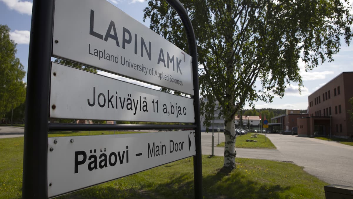 Lapin Ammattikorkeakoulun tienviitta jonka taustalla näkyy AMK:n päärakennus aurinkoisena kesäpäivänä.