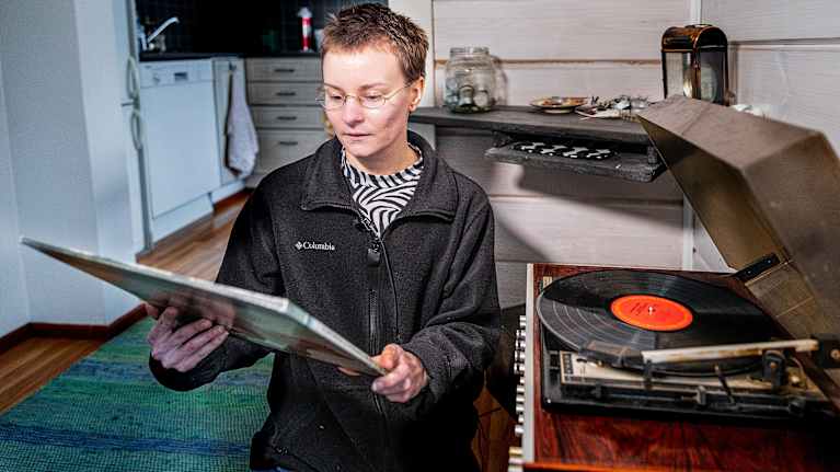 Nita kuuntelee vinyylilevyjä.
