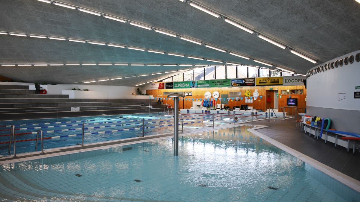 Kouvolan Urheilupuiston uimahalli.